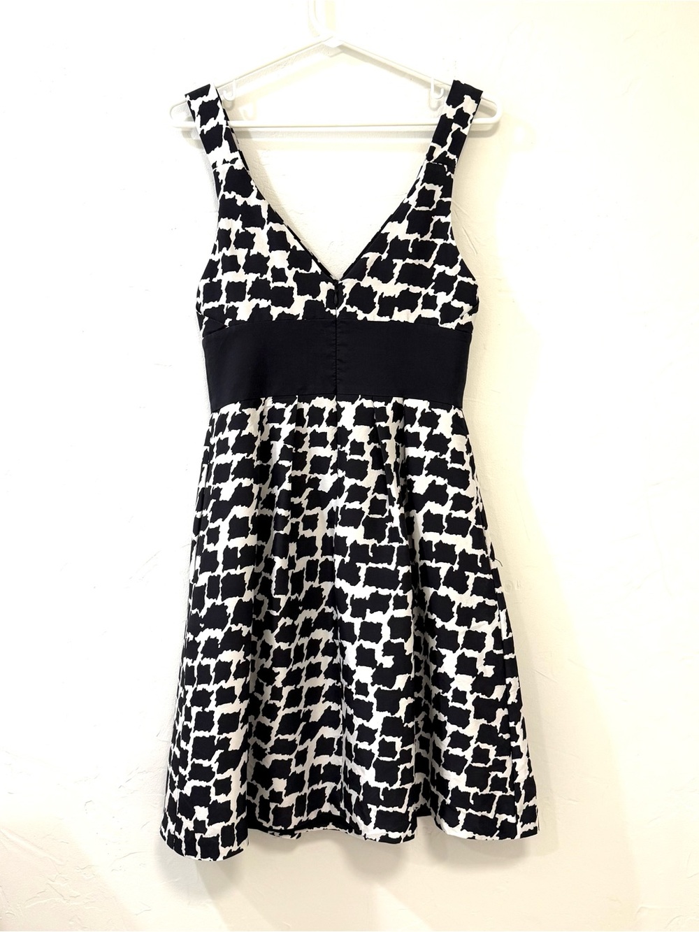 White House Black Market Size 4. Pockets! Excellent condition. 100% Silk